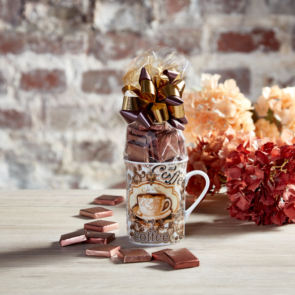 Mug garni de chocolat glacé latte macchiato