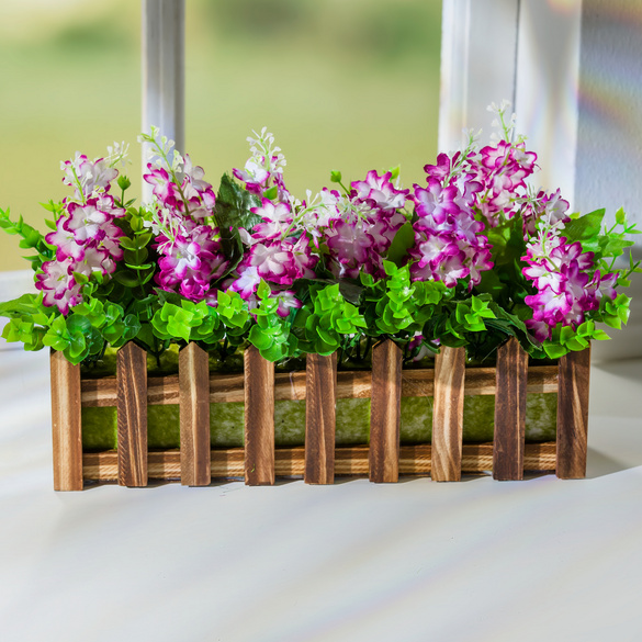 Jardinière en bois avec des fleurs artificielles