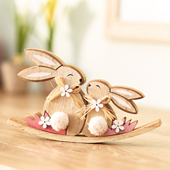 Statuette en bois lapins de Pâques sur bascule