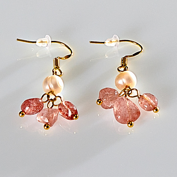 Boucles d'oreilles en quartz fraise et perles d'eau douce Amélie di Santi