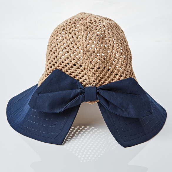 Chapeau d'été, nœud bleu