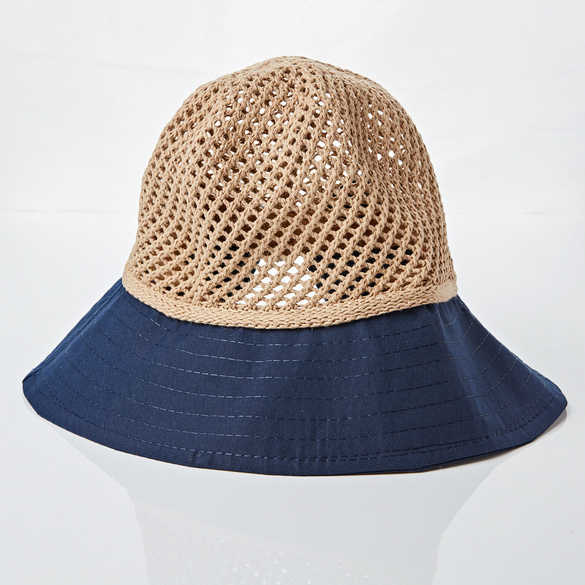 Chapeau d'été, nœud bleu