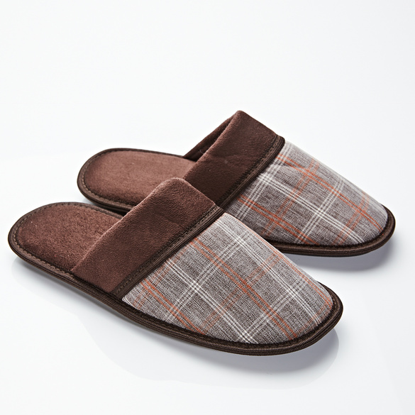 Pantoufles, marron à carreaux
