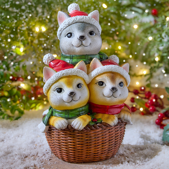 Chats de Noël dans une corbeille