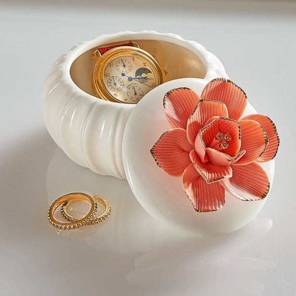 Boîte en céramique avec fleur