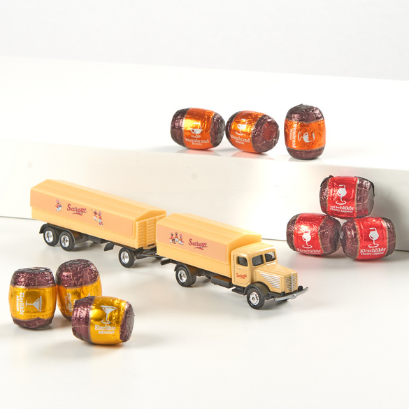 Camion rétro avec tonneaux à l'alcool