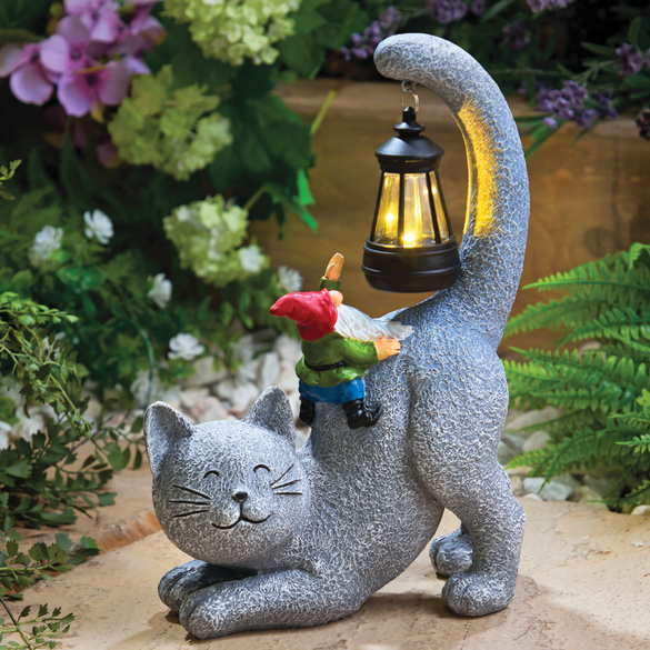 Chat et nain avec lanterne solaire