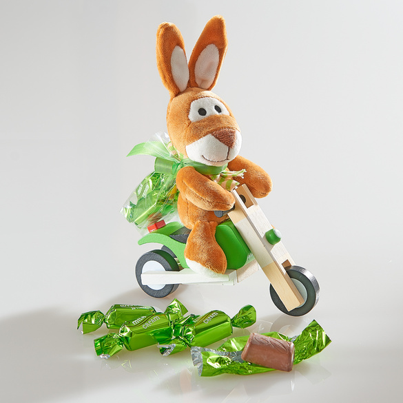 Lapin sur moto avec chocolats