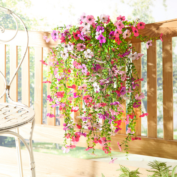 Fleurs artificielles suspendues