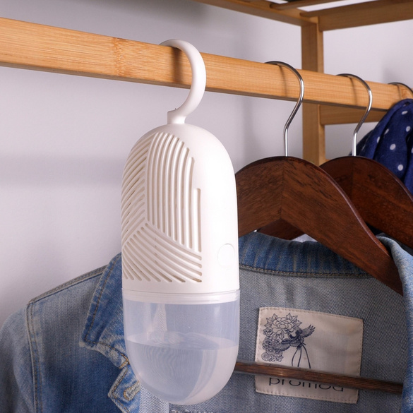 Déshumidificateur d'air à suspendre avec sachets de recharge Genius Ideas®.