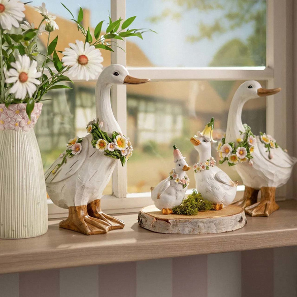 Figurine décorative Oie avec couronne de fleurs en magnésie vue latérale