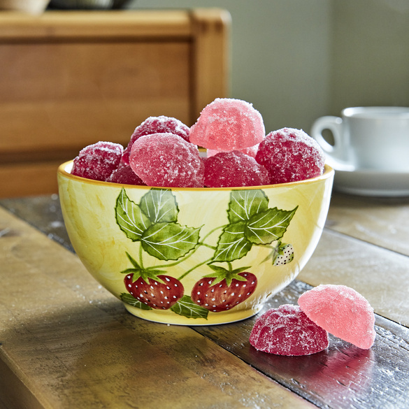 Gelée aux fruits des bois dans une coupelle en forme de fraise 150g