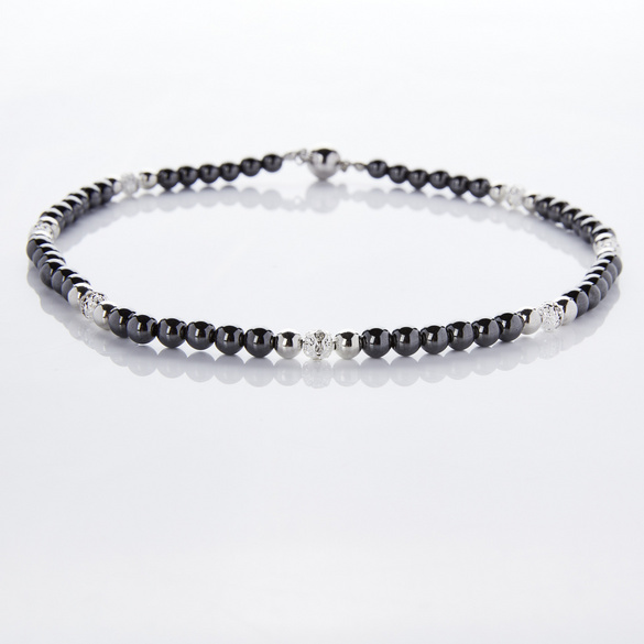 Collier de perles en hématite