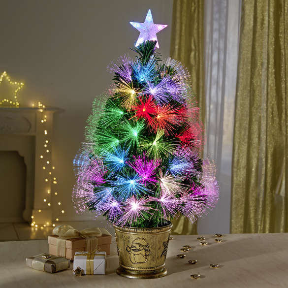 Sapin de Noël illuminé avec une étoile