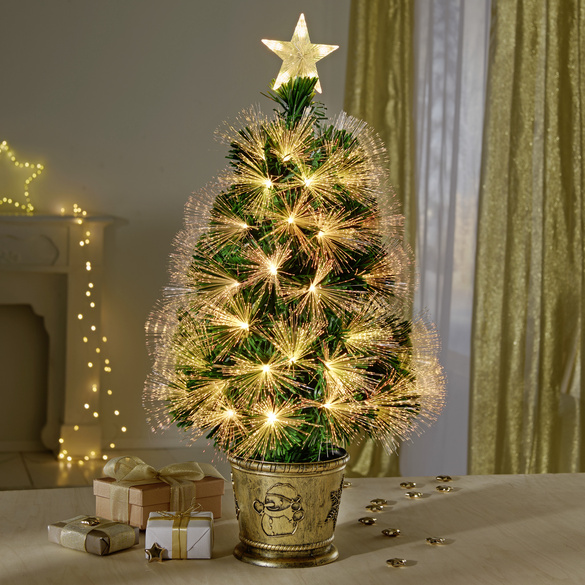 Sapin de Noël illuminé avec une étoile