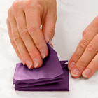 Lot de 12 serviettes pliées violettes