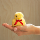 Peluche poussin pépiant avec noeud rouge