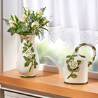 Vase motif roses