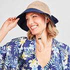 Chapeau d'été, nœud bleu