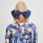 Chapeau d'été, nœud bleu