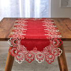 Chemin de table orné de dentelle, rouge