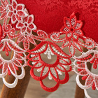 Chemin de table orné de dentelle, rouge