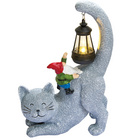 Chat et nain avec lanterne solaire