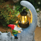 Chat et nain avec lanterne solaire