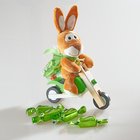 Lapin sur moto avec chocolats