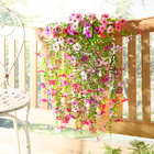 Fleurs artificielles suspendues