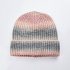 Bonnet en maille rose et gris