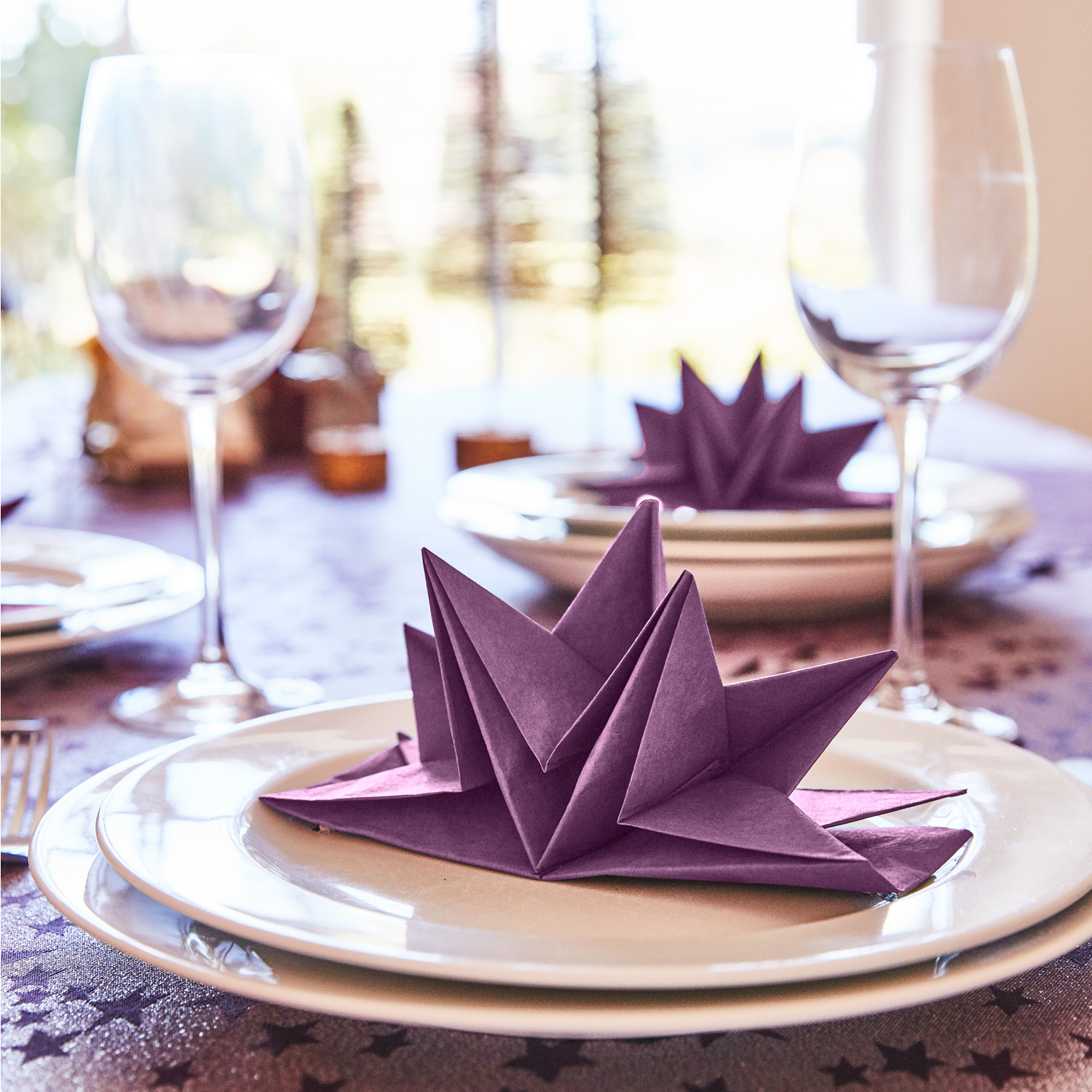 Lot de 12 serviettes pliées violettes
