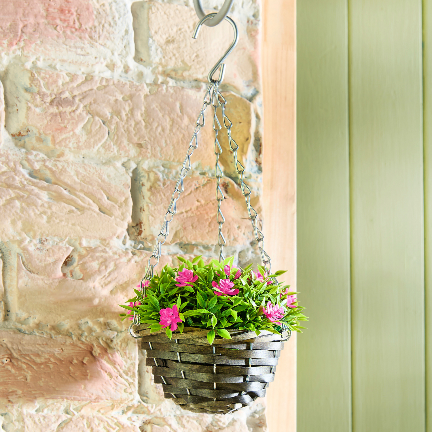 Panier suspendu de fleurs artificielles